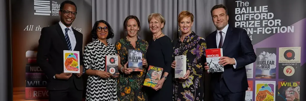 2024 Baillie Gifford Ödülü kısa liste adayları ve yazarlar – ödül töreni toplu fotoğrafı.