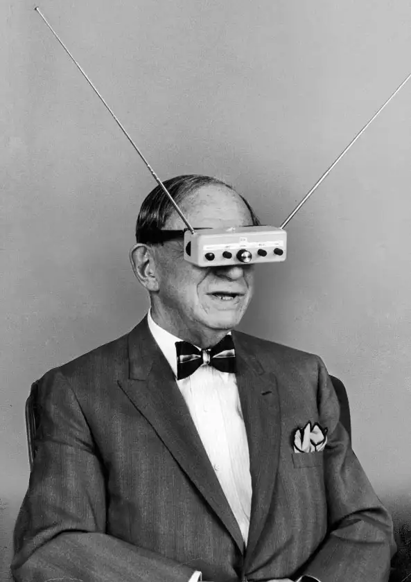 Hugo Gernsback, bilimkurgu edebiyatının öncüsü olarak 1963 yılında televizyon gözlükleri takarken. Hugo Ödülleri'nin isim babası olarak kabul edilir.