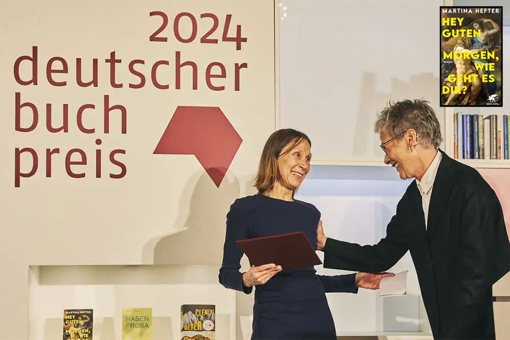 2024 Alman Kitap Ödülü’nü kazanan yazar Martina Hefter ve romanı “Hey guten Morgen, wie geht es dir?”nin ödül töreni fotoğrafı