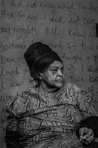 Güney Afrikalı yazar Miriam Tlali'nin portresi, apartheid karşıtı kadın yazar.