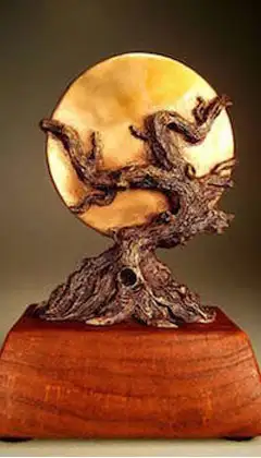 Dünya Fantezi Ödülleri heykeli – Kökleri geçmişe uzanan ve dalları geleceğe dokunan mistik ödül tasarımı.