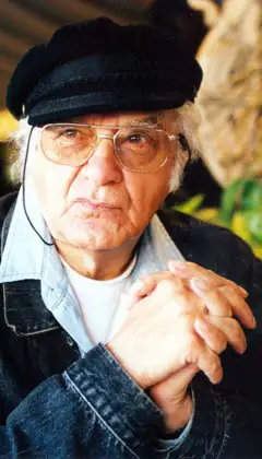 Türk edebiyatının büyük ustalarından Attilâ İlhan’ın siyah-beyaz portresi, derin düşünceli bir ifadeyle kamera karşısında.