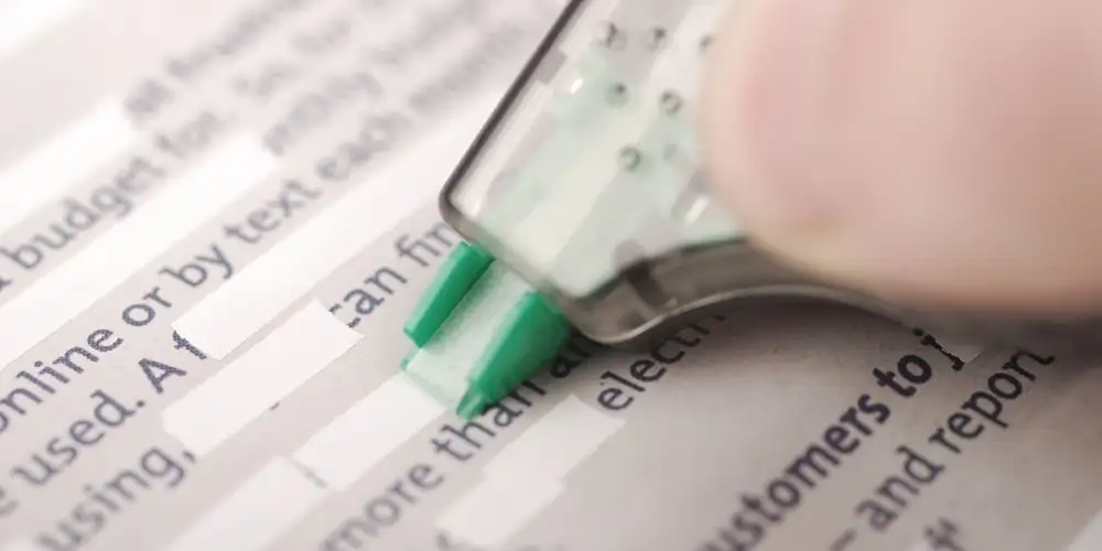 Bir metin üzerindeki kelimelerin silinmesini gösteren sansür temalı görsel.