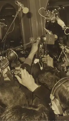 Goncourt Ödülü töreninden tarihi bir an. Gazeteciler ve kameralar, ödül kazanan yazarı çevreliyor.