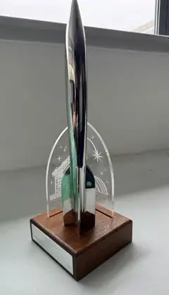 Hugo Ödülü heykeli, bilimkurgu edebiyatının en prestijli ödüllerinden biri olarak 1953'ten bu yana verilmektedir. Hugo Ödülleri, en iyi bilimkurgu ve fantastik romanları onurlandırır.