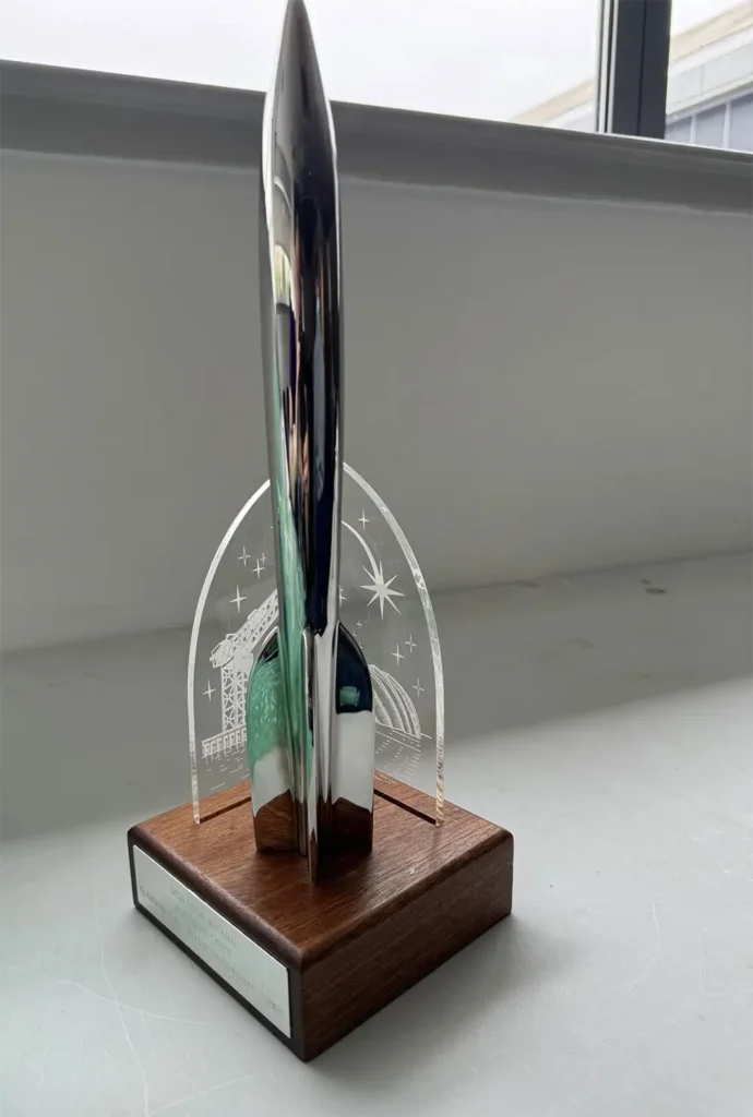 Hugo Ödülü heykeli, bilimkurgu edebiyatının en prestijli ödüllerinden biri olarak 1953'ten bu yana verilmektedir. Hugo Ödülleri, en iyi bilimkurgu ve fantastik romanları onurlandırır.