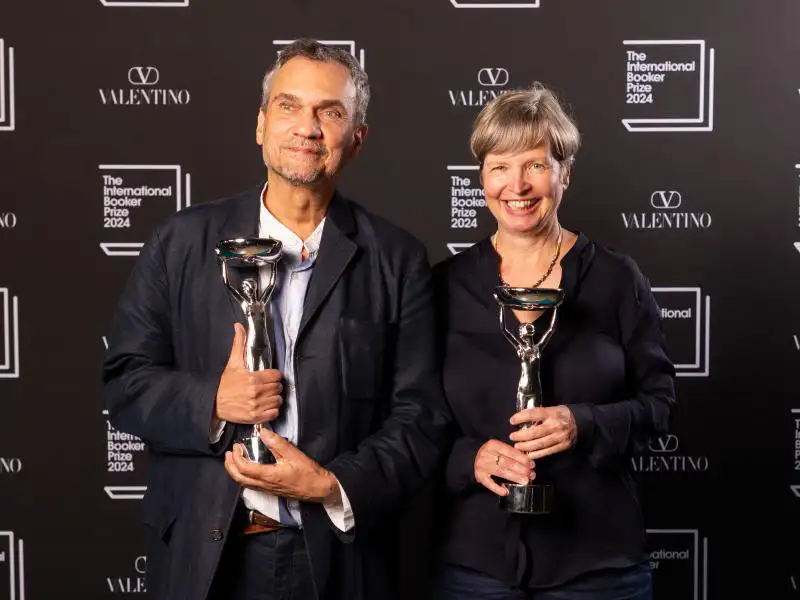 2024 Booker Uluslararası Ödülü kazananları Jenny Erpenbeck ve çevirmeni Michael Hofmann ödül töreninde kupalarıyla poz veriyor.