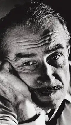 Orhan Kemal'in siyah-beyaz sanatsal portresi. Düşünceli bakışları, yazarın hümanist ve gerçekçi anlatımını yansıtıyor. Orhan Kemal Roman Ödülü'ne adını veren büyük edebiyatçı.