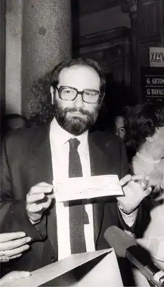 Umberto Eco'nun Strega Ödülü'nü kazandığı anın fotoğrafı.