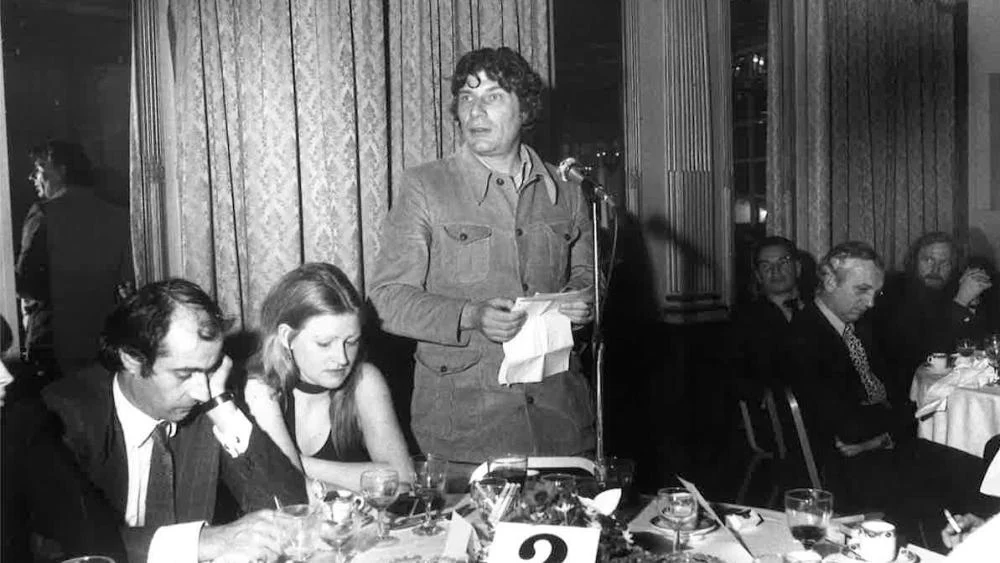 John Berger 1972 Booker Ödül Töreninde konuşma yaparken