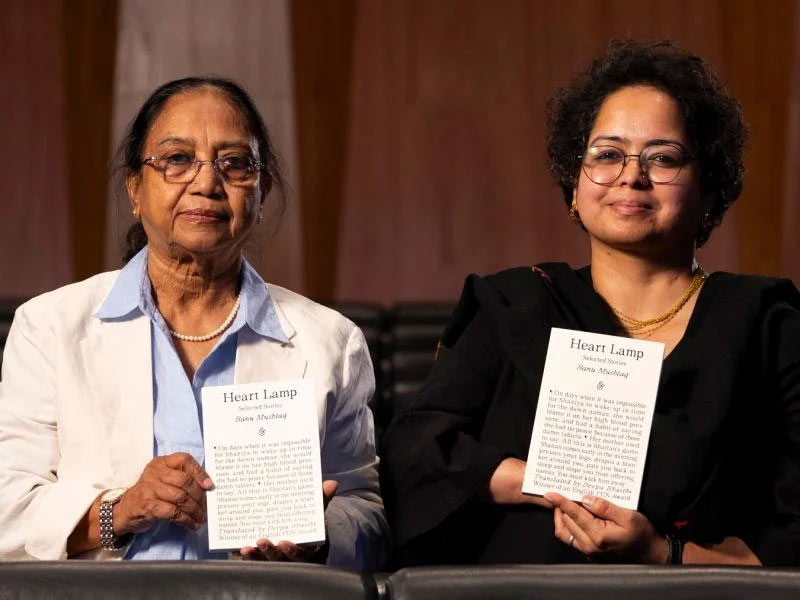 Heart Lamp kitabını tutan Banu Mushtaq ve Deepa Bhasthi