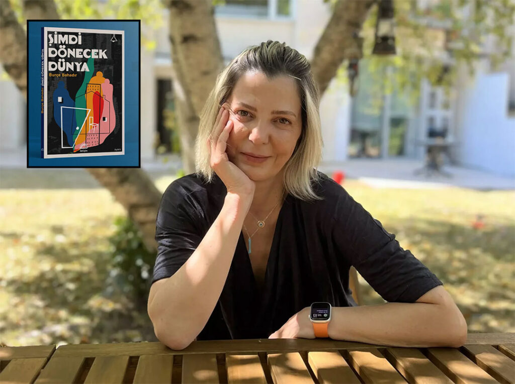 Burçe Bahadır, “Şimdi Dönecek Dünya” kitabının yazarı, bahçede otururken gülümsüyor. Kitap kapağı görselin sol üst köşesinde.