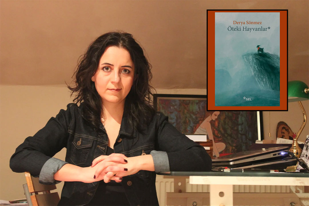 Derya Sönmez, masada otururken objektife bakıyor. Sol üst köşede “Öteki Hayvanlar” adlı kitabının kapağı yer alıyor.