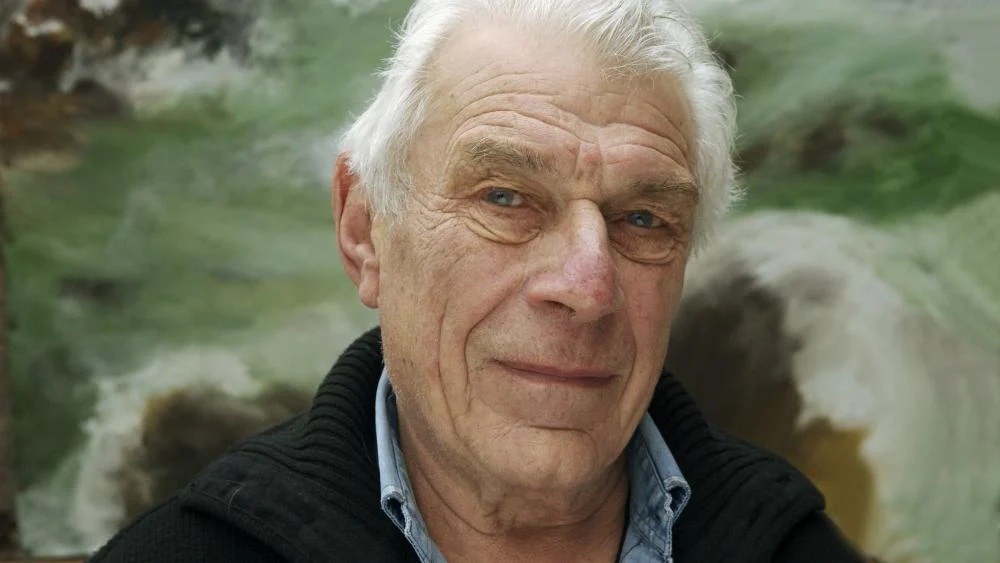 John Berger'in ilerleyen yaşlarında çekilmiş portre fotoğrafı