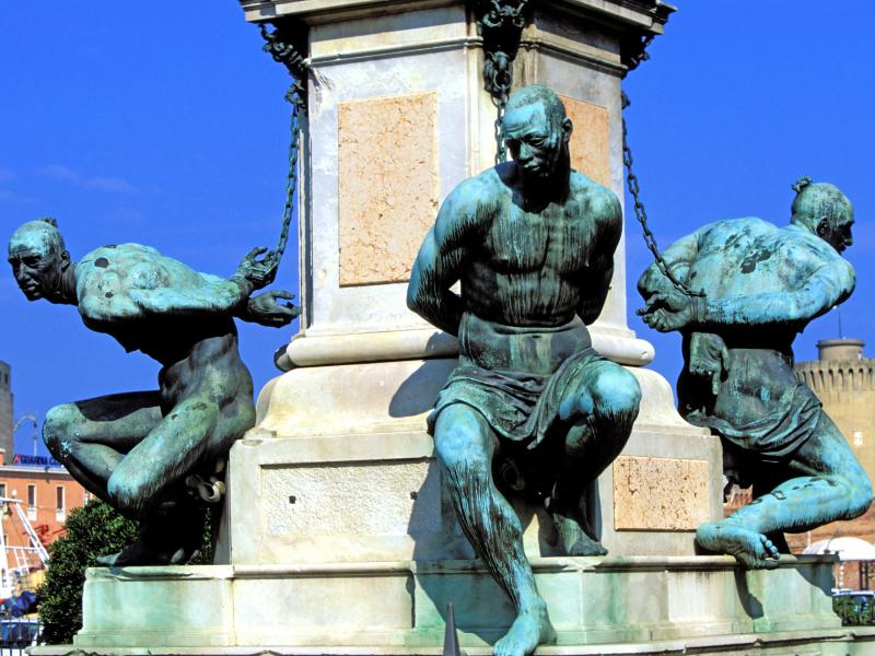 Livorno'daki zincirlenmiş dört Afrikalı figürden oluşan Monument of the Four Moors heykeli