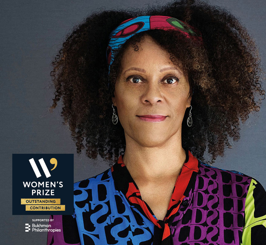 Bernardine Evaristo, Women’s Prize 2025 özel katkı ödülünü kazanan İngiliz yazar, renkli desenli kıyafetiyle ve ödül logosuyla birlikte.