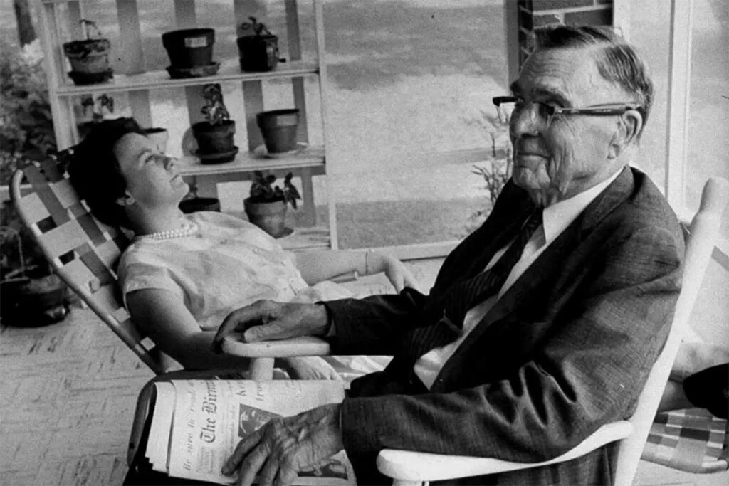 Harper Lee ve babası, evlerinin verandasında gazete okurken; siyah-beyaz bir fotoğraf.