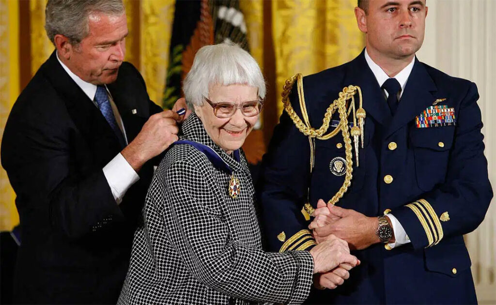 Harper Lee, ABD Başkanı George W. Bush’tan Özgürlük Madalyası alırken gülümsüyor.