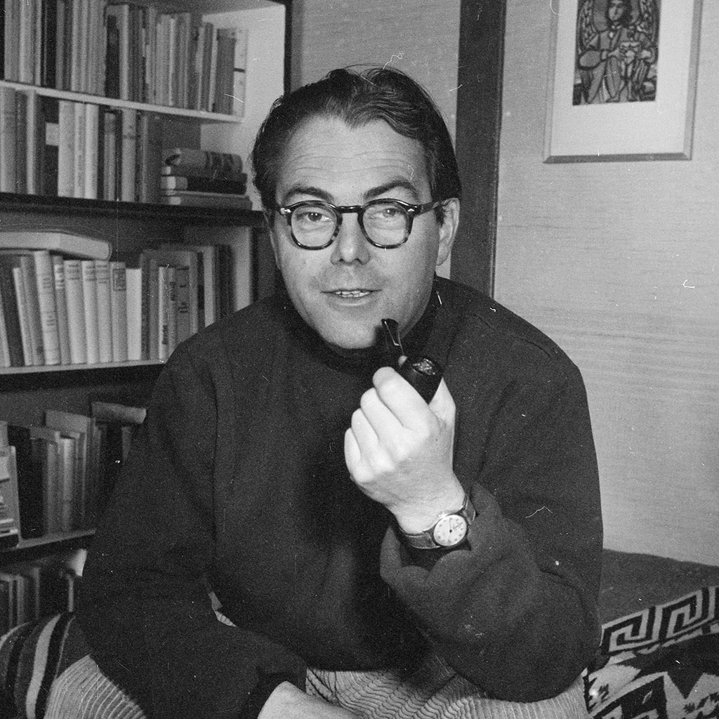 Max Frisch portresi – İsviçreli yazar, pipo içerken kitaplarının arasında